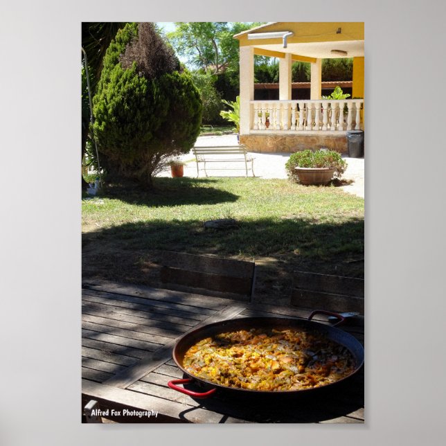 Poster Prato de Paella descansando no jardim (Frente)