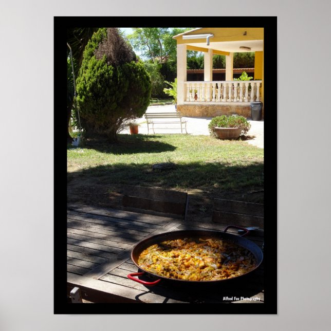 Poster Prato de Paella descansando no jardim (Frente)