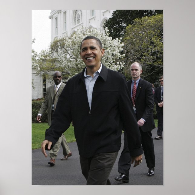 Pôster President Obama walks to the basketball courst (Frente)