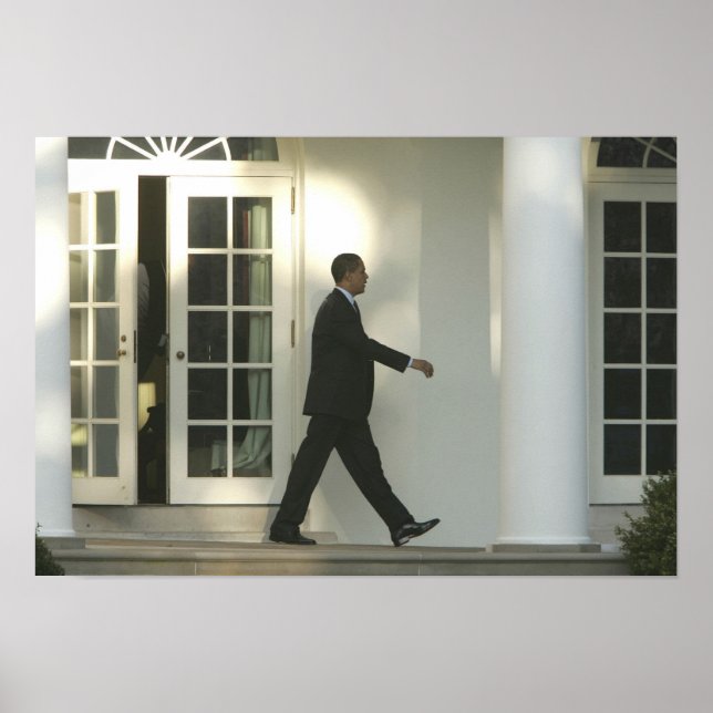 Pôster Presidente Barack em profundo pensamento enquanto  (Frente)