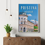 Poster Pristina, le coeur du Kosovo<br><div class="desc">La ville de Pristina est située près des monts Goljak et à quelques kilomètres au nord des monts Šar et du lac de Badovac. Elle se trouve à proximité de deux villes, Obiliq et Fushë Kosovë. En raison de l'urbanization, elle s'étendésormais just'à cette dernière.</div>