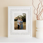 Poster Quadro Floral de Arte Folclórica do Beige da cinza<br><div class="desc">Moderno e encantador, esta impressão de fotos personalizada traz uma vibração folclórica escandinava para a sua decoração natal com uma borda impressa de flores bege petito e folhas de cinza suave que cercam uma foto de sua escolha. O texto abaixo pode ser personalizado com nomes e o ano ou uma...</div>