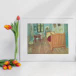 Pôster Quarto em Arles por Vincent van Gogh<br><div class="desc">Quarto em Arles (1889), de Vincent van Gogh, é um Apos impressionismo de pintura de arte cotidiana. Uma cena caseira interior com cama, mesa, cadeira e pinturas penduradas nas paredes, vários elementos arquitetônicos, móveis típicos do quarto. Há três versões autênticas descritas em suas cartas, facilmente discerníveis entre si pelas fotos...</div>