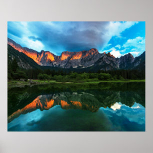 Poster Queimando o pôr do sol sobre as montanhas no lago