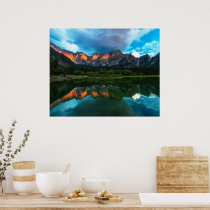 Poster Queimando o pôr do sol sobre as montanhas no lago 