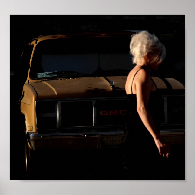 Poster Rapariga Caminhando Por Caminhão Da Antiga GMC (Frente)