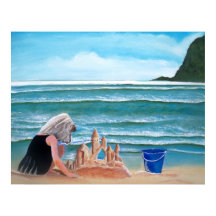 Rapariga construindo castelo de areia perto da pin