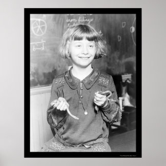 Pôster Rapariga expondo suas Cobras na escola em 1927