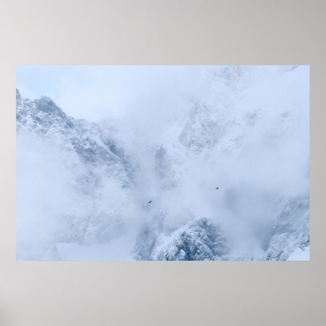 Poster Ravens, montanhas e nuvens de neve (Frente)