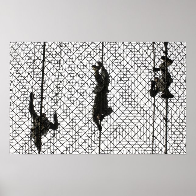 Poster recruits completing an obstacle (Frente)