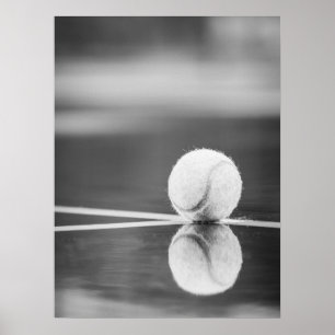 Poster Reflexão da Bola de tênis sobre o Tribunal Molhado