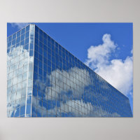 reflexão em nuvem no arranha-céu de vidro