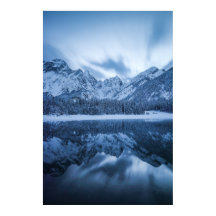 Reflexão sobre montanhas majestosas lago de Fusine