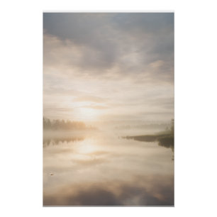 Pôster Reflexo Dourado do Nascer do Sol no Lago Nebuloso