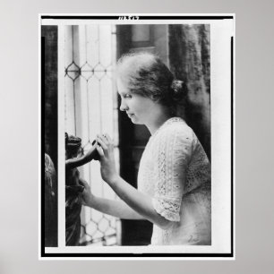 Pôster Retrato de Helen Keller que toca em uma estátua