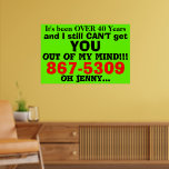 Poster Retro 867 5309 Genérica Jenny Number Vermelho anos<br><div class="desc">Diversão, pegue a popular pop de rock. Um poster verde divertido para aquele número de telefone 867 5309 que ainda não consegue tirar da cabeça. Eu sei que não posso! Número de telefone genérico sem música de código de área. Clique em Personalizar para alterar a cor verde de fundo. A...</div>