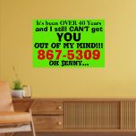 Poster Retro 867 5309 Genérica Jenny Number Vermelho anos<br><div class="desc">Diversão, pegue a popular pop de rock. Um poster verde divertido para aquele número de telefone 867 5309 que ainda não consegue tirar da cabeça. Eu sei que não posso! Número de telefone genérico sem música de código de área. Clique em Personalizar para alterar a cor verde de fundo. A...</div>