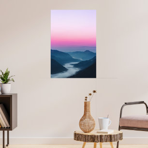 Poster Rio de névoa fluindo através das montanhas ao nasc