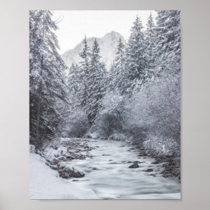 Poster Rio fluindo pela floresta de inverno Mojstrana