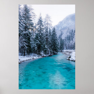Poster Rio mágico na floresta invernal encantada