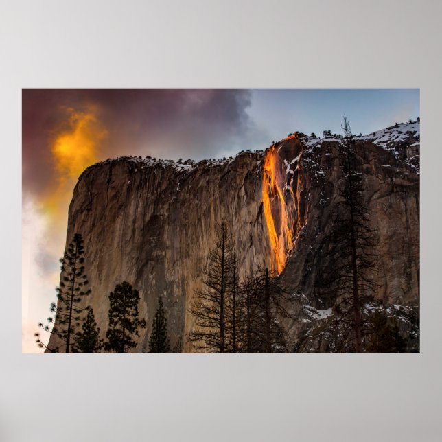 POSTER ROCK FORMATION WITH LAVA DURING DAYTIME (Frente)