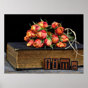 Poster rosa no livro antigo