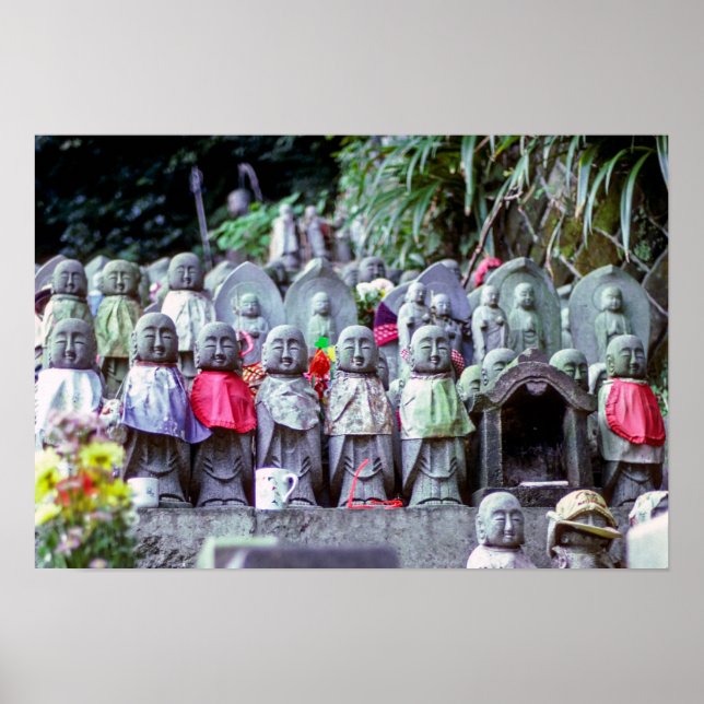 Poster Rows of small Jizo monk statues with bibs - Japan (Frente)