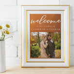 Poster Rustic Burnt Orange Photo Autumn Weding Welcome<br><div class="desc">Siga a tendência de outono dos tons de terra com nossa laranja queimada até poster de casamento outono de de gradiente castanho. Uma tipografia branca simples num poster rústico com a fotografia do noivado do casal para uma aparência minimalista. Matizes boêmicos que lembram argila de terracota destacam sua elegante caligrafia...</div>