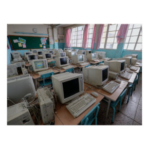 Pôster Sala de Aula de Computadores Antigos com Monitores