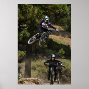 Poster salto biking da montanha em declive