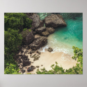 Poster Sandy Beach Cove com árvores verdes, rochas e oce