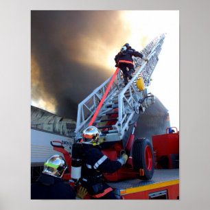 Pôster Sapadores-bombeiros que escalam a escada