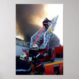 Pôster Sapadores-bombeiros que escalam a escada