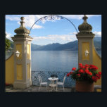 Poster Scenic Lake Como Varenna Itália<br><div class="desc">Imaginem sentar-se naquela mesa em Varena,  Itália — Eu olhei para isto como uma poster em minha casa durante anos. Nunca me cansei de olhar para aquela vista.</div>