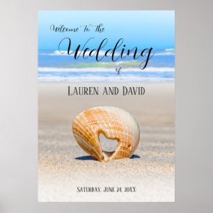 Poster Seashell com um Coração na areia na Praia,