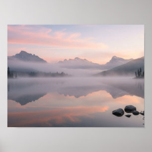 Poster Serenidade de Manhã Nebulosa: Lago de Montanha ao