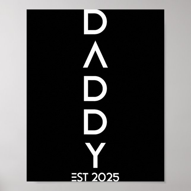 Poster Shirt Daddy Est 2025 New Dad Baby Reveal Gift Tee  (Frente)