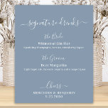 Poster Signature Bebe Bar de Casamento Azul com Derrame P<br><div class="desc">Bebidas de Assinatura! Caligrafia simples, mas elegante, esta placa de bar de bebida característica apresenta dois coquetéis "a Noiva" e "o noivo", personalizados com suas bebidas preferidas. Personalize este símbolo de casamento elegante com seus nomes e bebidas de assinatura! COPYRIGHT © 2020 Judy Burrows, Black Dog Art - Todos Os...</div>