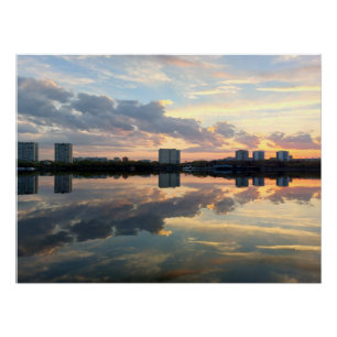 Pôster Silêncio Dourado — Reflexo Urbano