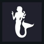 Poster Silhueta bonita e divertida de uma MERMAID |<br><div class="desc">| DURAÇÃO DO LAGO | NÚMERO | BARCO | ANCHOR | DURAÇÃO DO LAGO | A VIDA É MELHOR NO LAGO | DIVERSÃO | CHIC | SIMPLES | ÁGUA | ACESSÓRIOS DE DECOR DE BARCO DIVERTIDO PARA CASA | DECOR DA CASA TROPICAL NAUTILITÁRIA | CLASSIC SILHOUETTE DESIGN | PRAIA |...</div>