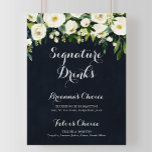 Poster Símbolo Azul Floral Verde Azul Assinatura Bebidas<br><div class="desc">Este sinal verde de bebida azul floral verde é perfeito para um casamento rústico. O design apresenta elegantes pedras brancas de aquarela com folhagem verde em fundo azul escuro. Personalize o sinal com os nomes da noiva e do noivo e a sua escolha de bebida favorita.</div>