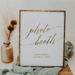 Poster Símbolo de Booth de Fotografia Dourada Elegante<br><div class="desc">Esta elegante placa de fotografia de caligrafia dourada é perfeita para um casamento simples. A design neutra apresenta uma poster minimalista decorada com tipografia falsa de ouro romântica e caprichosa. Nota: Este design não apresenta folha de ouro real. É um gráfico de alta qualidade feito para se parecer com folhas...</div>