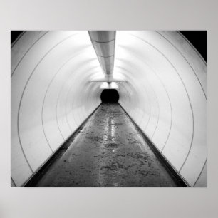 Pôster Singapura. Um túnel de pedestres iluminado em