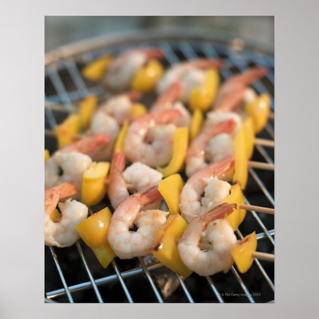 Pôster Skewer with grilled shrimps and pepper Sweden. (Frente)