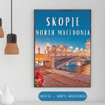 Poster Skopje, ville des ponts<br><div class="desc">Skopje est la capitale et la plus grande ville de la Macédoine du Nord. Située au coeur des Bálcãs, au nord du pay, près de la frontière avec le Kosovo, la ville est édifiée sur les rives du Vardar. Seule métropole macédonienne, elle concenter la maior partie des fonctions administratives, économiques...</div>