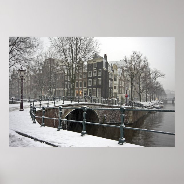 Pôster Snowy Amsterdam nos Países Baixos no inverno (Frente)