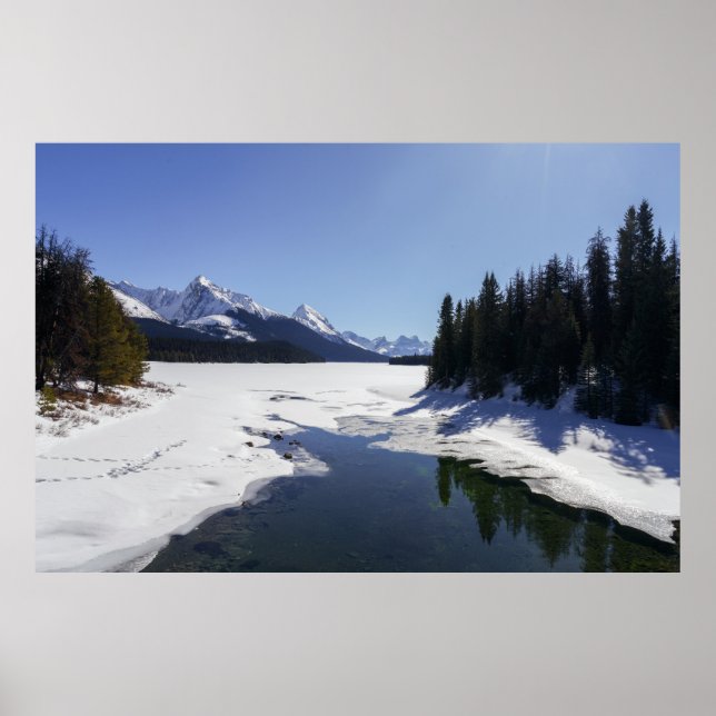 Poster Snowy Maligne Lake Amidst White Peaks (Frente)