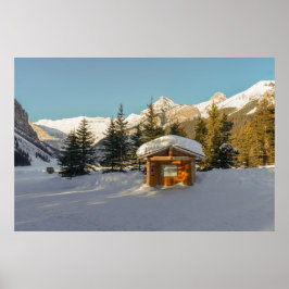 Poster Snowy Serenity: Lago Louise e o Monte Majestoso