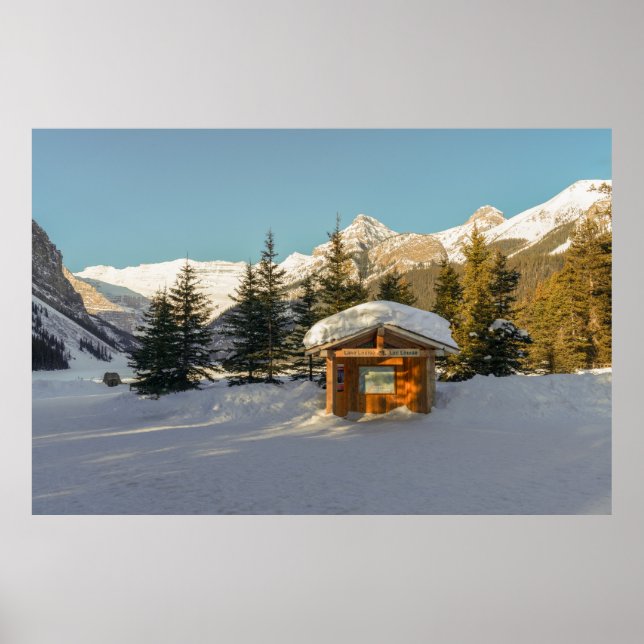 Poster Snowy Serenity: Lago Louise e o Monte Majestoso (Frente)