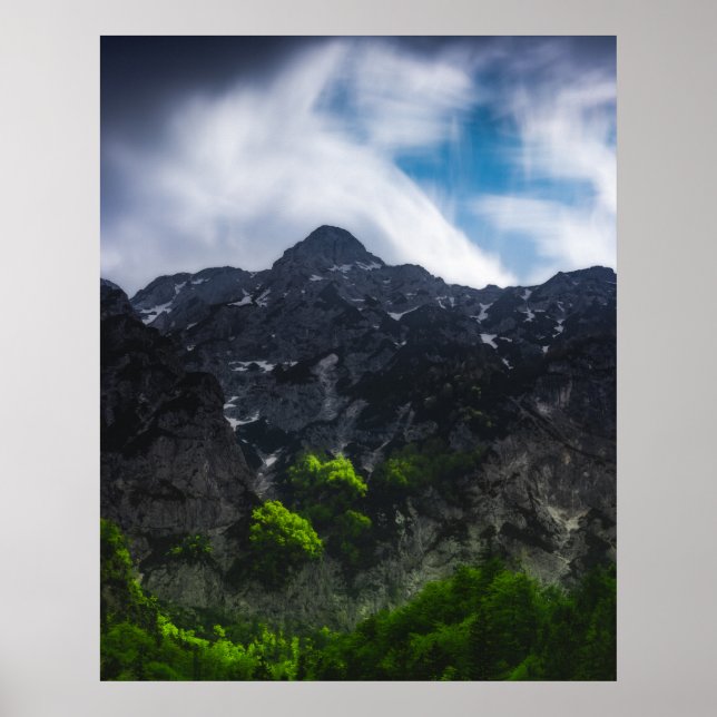 Poster Sol iluminou floresta verde debaixo das montanhas (Frente)
